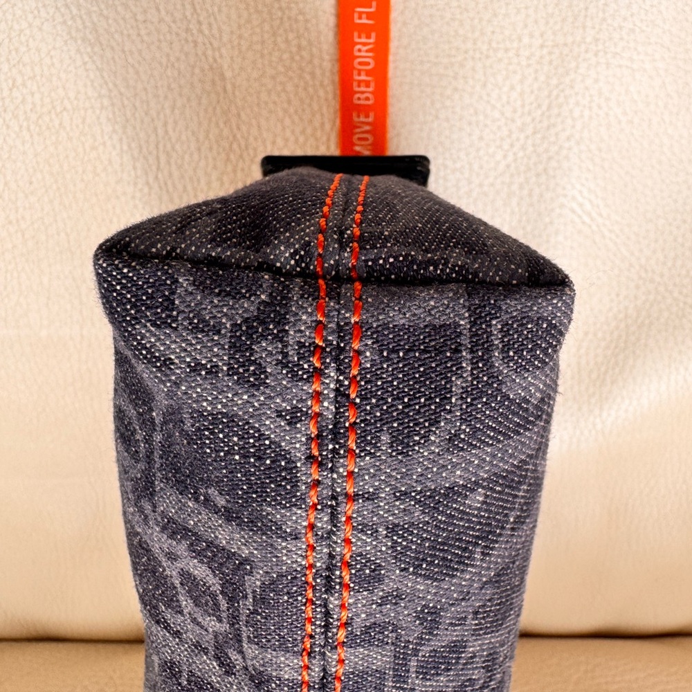 💯 CHRISTIAN DIOR
Blue Trotter Denim Flight Cosmetic Pouch - Picture 5 of 16